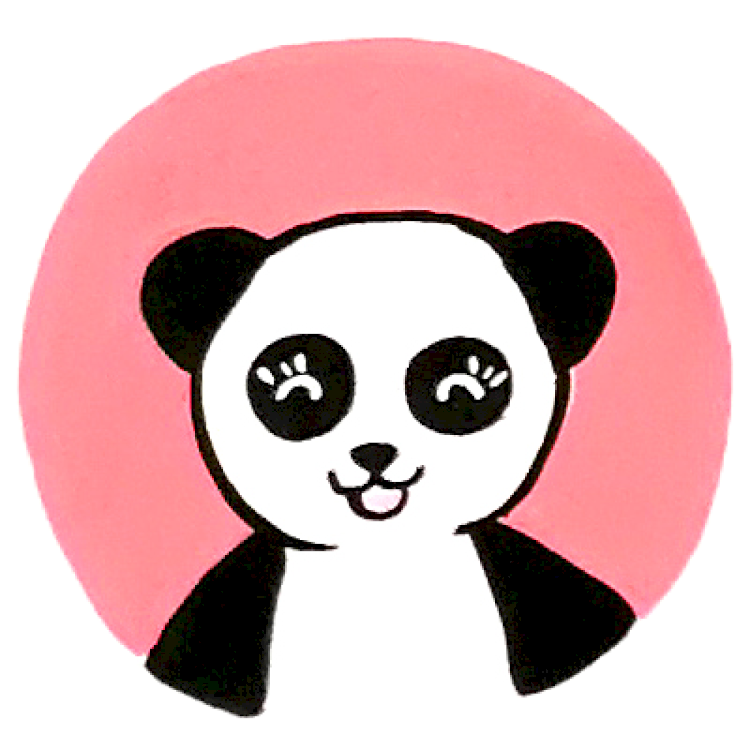 Médaillon rose dans lequel il y a une maman panda noir et blanche qui sourit, tout mignon.